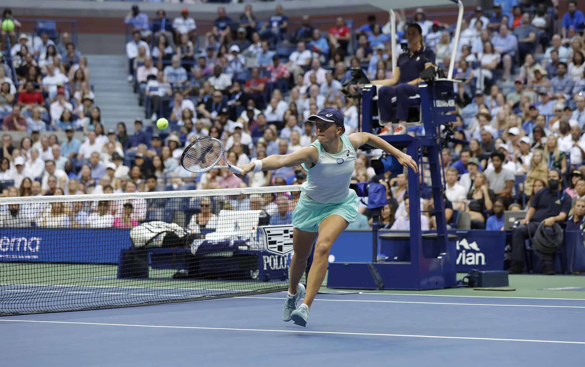 Iga Swiatek de Polonia volvió a Ons Jabeur de Túnez durante el partido final femenino en el USTA National Tennis Center en Flushing Meadows, Nueva York, EE. UU., 10 de septiembre de 2022.
