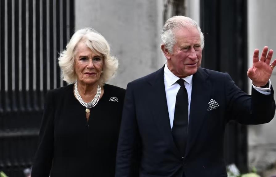 El rey Carlos y Camila acuden el lunes al Parlamento británico