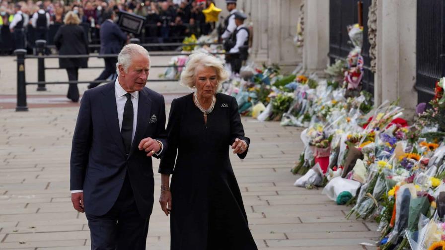 Dios salve al rey: La muchedumbre aclama a Carlos III tras su proclamación