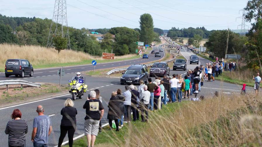 El cortejo fúnebre es despedido por miles de personas en su recorrido escocés