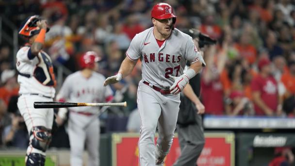 VIDEO | Trout pega jonrón por 6to juego seguido; Angelinos ganan
