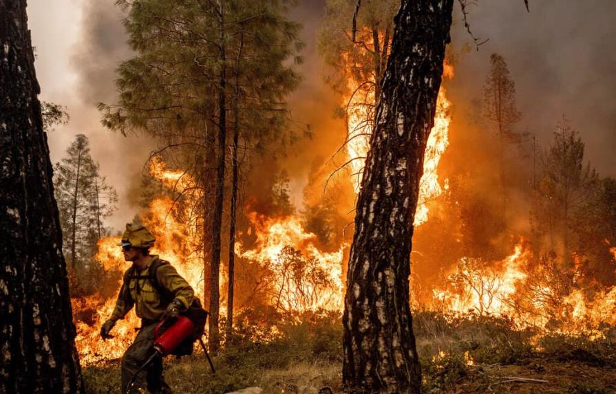 Clima más frío ayuda en combate a incendio en California