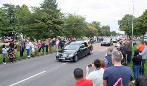 El cortejo fúnebre es despedido por miles de personas en su recorrido escocés