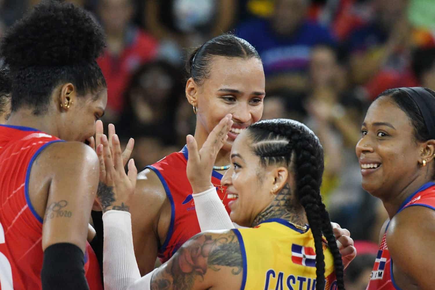 El equipo dominicano de voleibol femenino superio, Reinas del Caribe, celebra la victoria sobre Estados Unidos 26-24 para coronarse en el final six celebrado en el Pabellón de Voleibol del Centro Olímpico Juan Pablo Duarte.