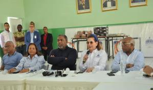 Gobierno entrega distintas ayudas a residentes en el distrito municipal La Caleta