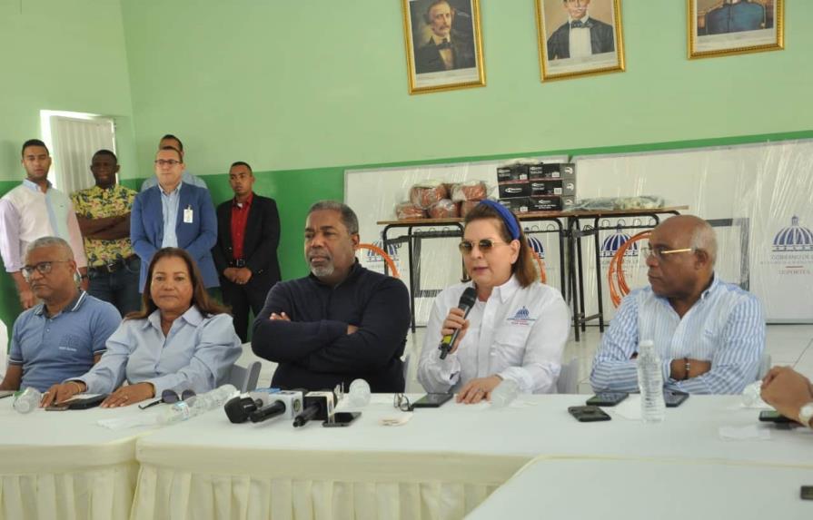 Gobierno entrega distintas ayudas a residentes en el distrito municipal La Caleta