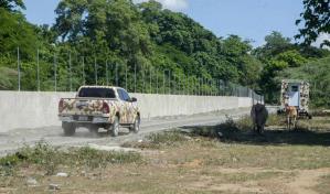 Propietarios de terrenos donde se construye muro fronterizo en Dajab&oacute;n reclaman pagos