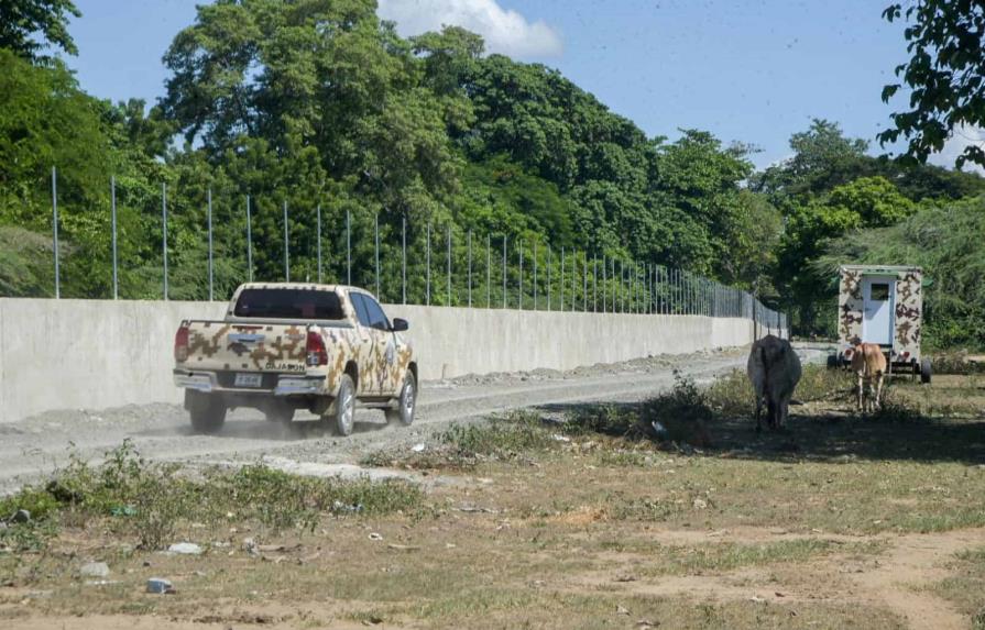 Propietarios de terrenos donde se construye muro fronterizo en Dajabón reclaman pagos