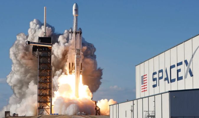 SpaceX lanza su cohete Falcon 9 con 34 satélites de Starlink