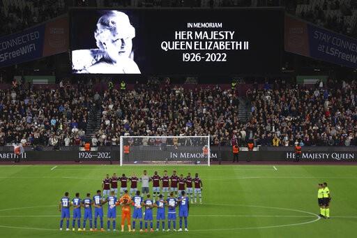 El fútbol británico regresa tras pausa por muerte de la reina