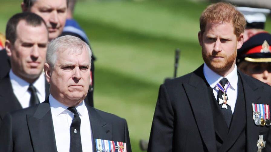 La razón por la que los príncipes Harry y Andrés no podrán llevar uniforme militar en el funeral de Isabel II