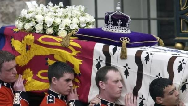 De roble y plomo fabricado hace más de 30 años, detalles del féretro de la reina Isabel II