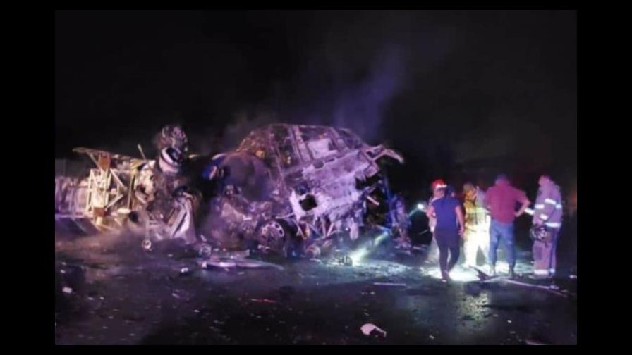 Suben a 20 los muertos por choque de camiones en México