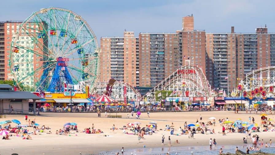 Encuentran a tres niños ahogados en una playa de NY; policía investiga a la madre