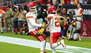 Chiefs maltratan a Cardinals con cinco pases de touchdowns de Mahomes