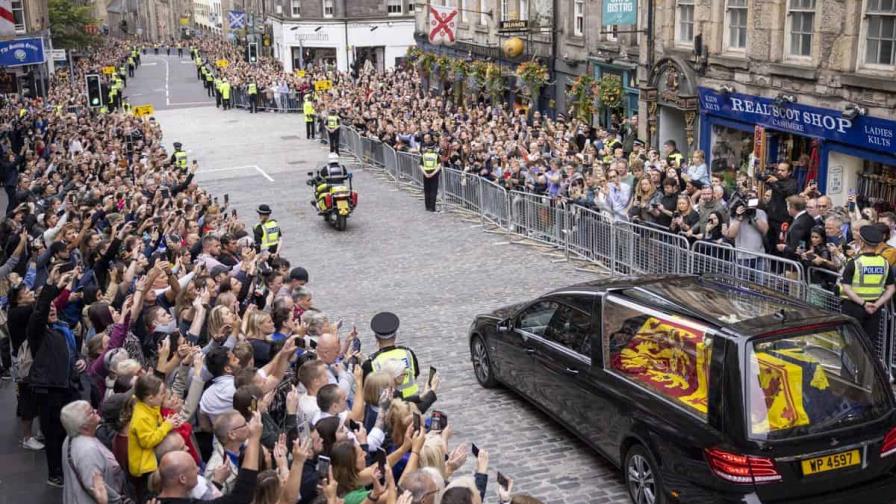 Londres espera filas descomunales para entrar a capilla ardiente de Isabel II