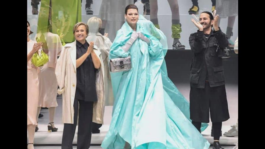 Linda Evangelista protagoniza el desfile de Fendi en la New York Fashion Week