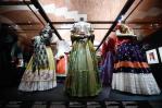 El Museo de la Moda de Par&iacute;s celebra a Frida Kahlo y la aleja de los clich&eacute;s