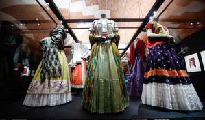 El Museo de la Moda de París celebra a Frida Kahlo y la aleja de los clichés