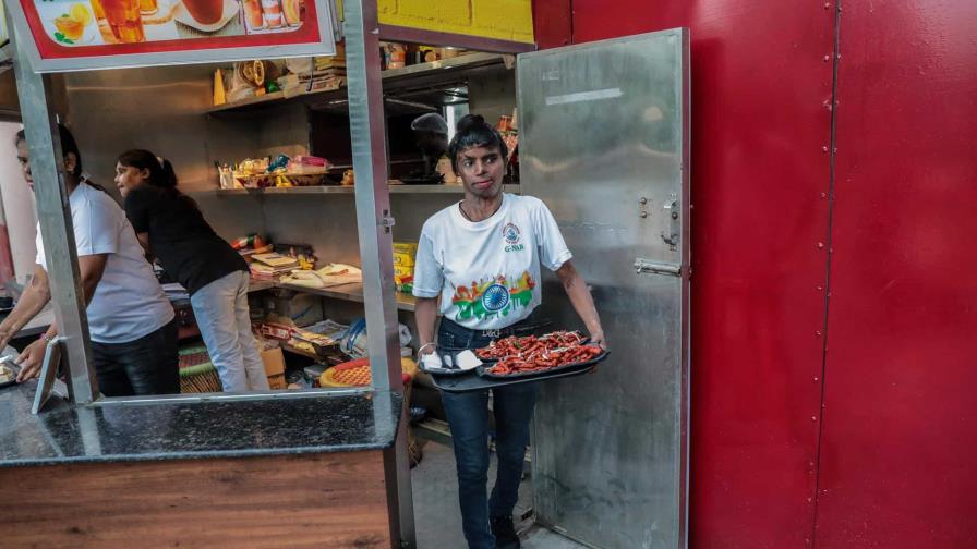 Un café a cara descubierta para las mujeres atacadas con ácido en la India