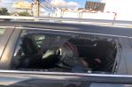 Presunto enajenado mental apedrea vehículos y destroza cristales en avenida 27 de Febrero