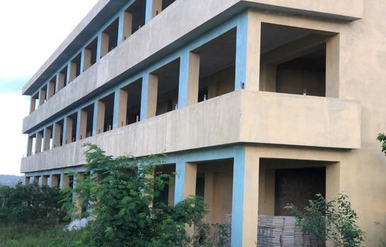 Falta de aulas y butacas empaña inicio del año escolar en Higüey