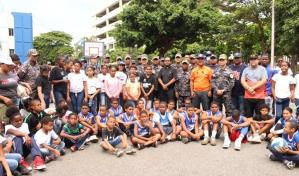 Niños La Feria y Nueva Barquita disfrutan domingo deportivo en la Policía
