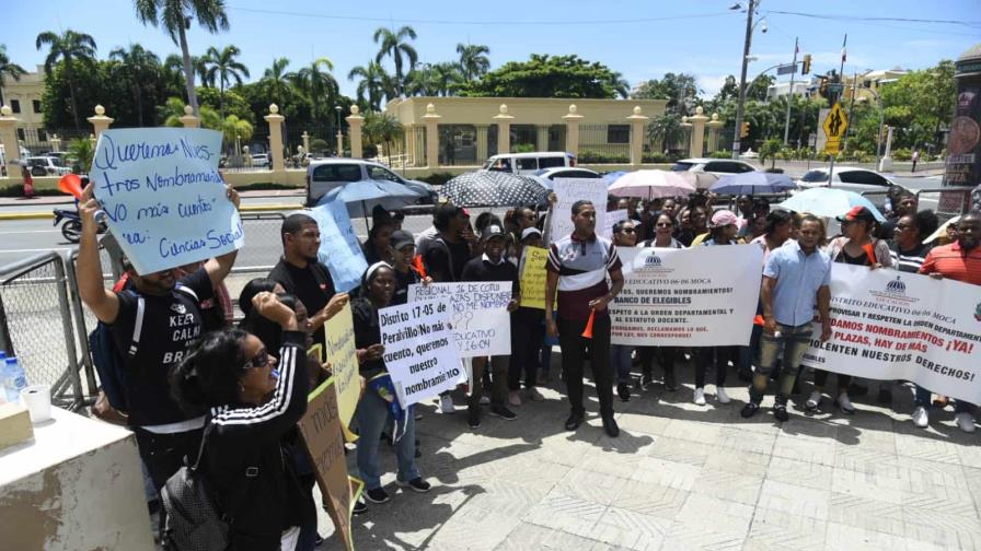 Maestros en banco de elegibles exigen nombramientos frente al Palacio Nacional