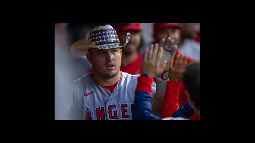 Trout pega jonrón por 7mo juego seguido en derrota de los Angelinos