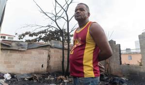 Incendio destruye negocio de venta ropa de paca en Villa Duarte