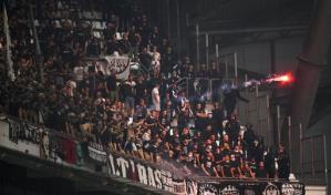Hinchas rivales en Marsella chocan con bengalas