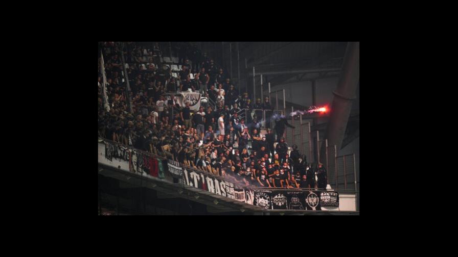 Hinchas rivales en Marsella chocan con bengalas Hinchas rivales en Marsella chocan con bengalas
