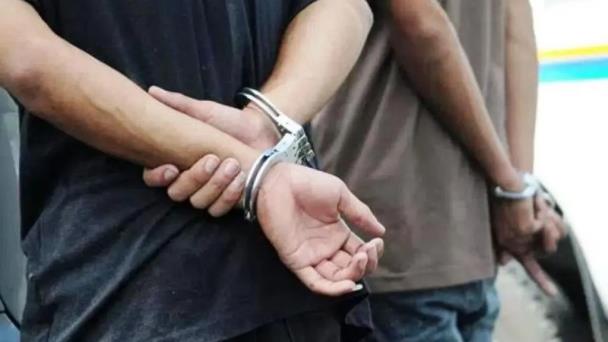 Apresan dos hombres acusados de matar a otro por una deuda en Santiago