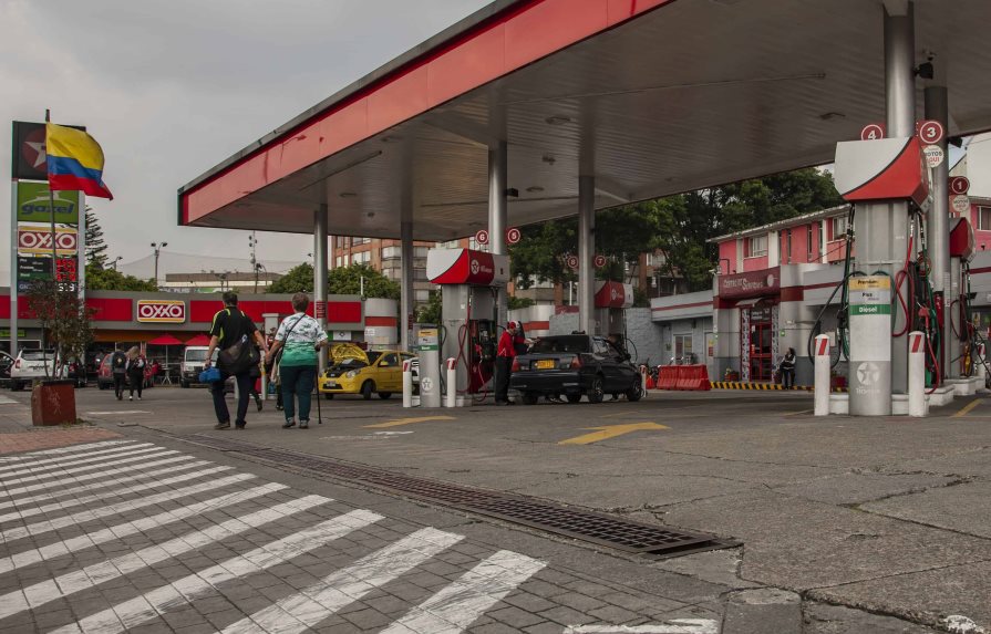 El Gobierno colombiano empezará a subir en octubre los precios de la gasolina