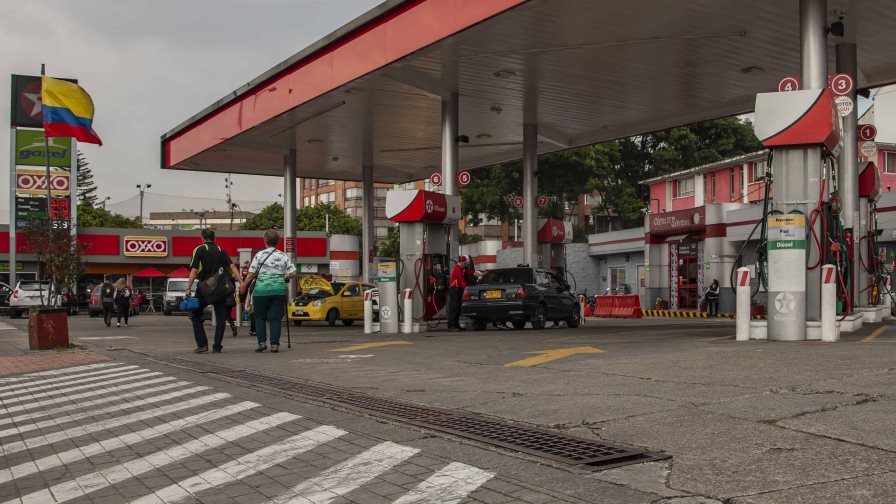 El Gobierno colombiano empezará a subir en octubre los precios de la gasolina