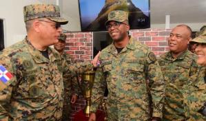 Comandante del Ejército de la República Dominicana apoya atletas de la institución