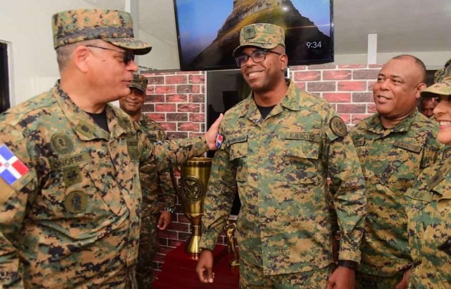 Comandante del Ejército de la República Dominicana apoya atletas de la institución