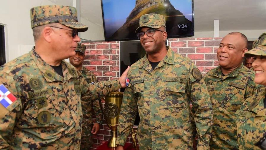 Comandante del Ejército de la República Dominicana apoya atletas de la institución