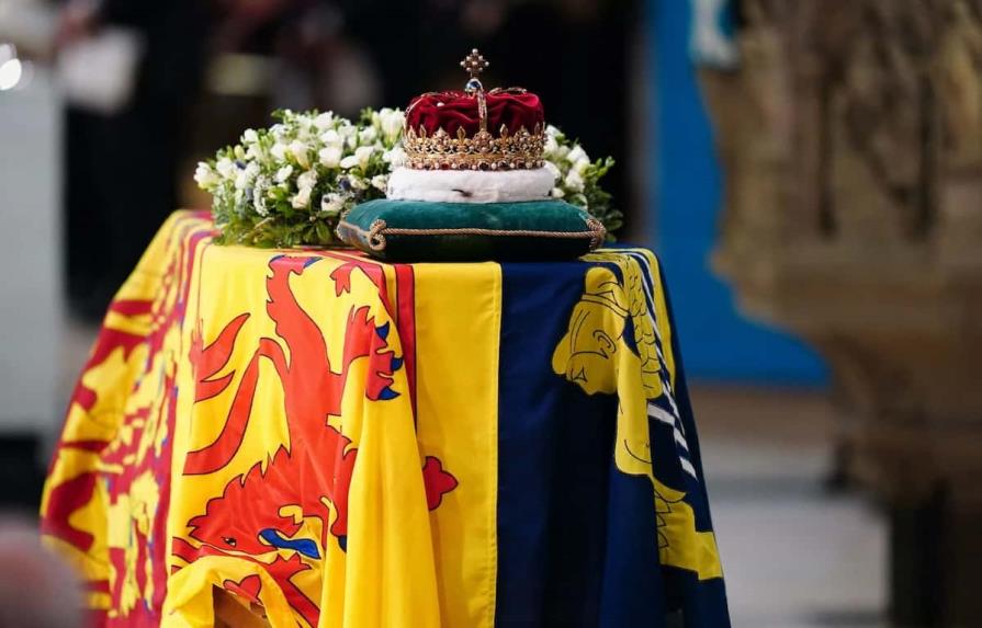 El féretro de Isabel II parte desde Escocia hacia Londres