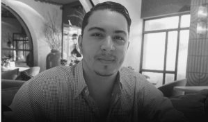 Muere nieto de Juan Ramón Gómez Díaz tras chocar su vehículo contra un muro