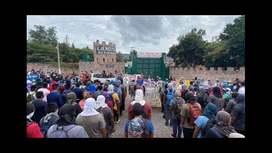 Vandalizan instalaciones militares en México en protesta por caso Ayotzinapa