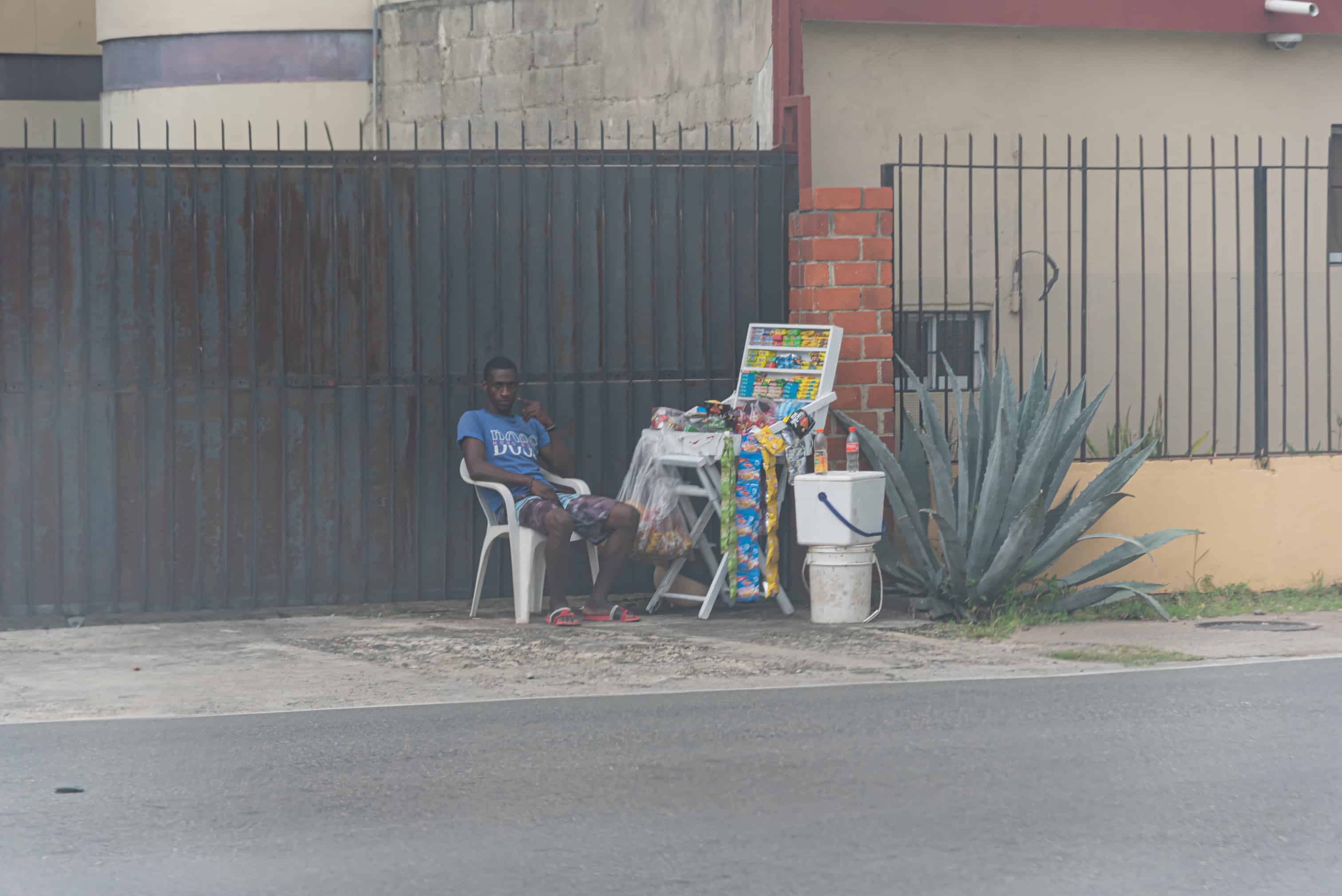 Los vendedores informales también abundan en la ciudad