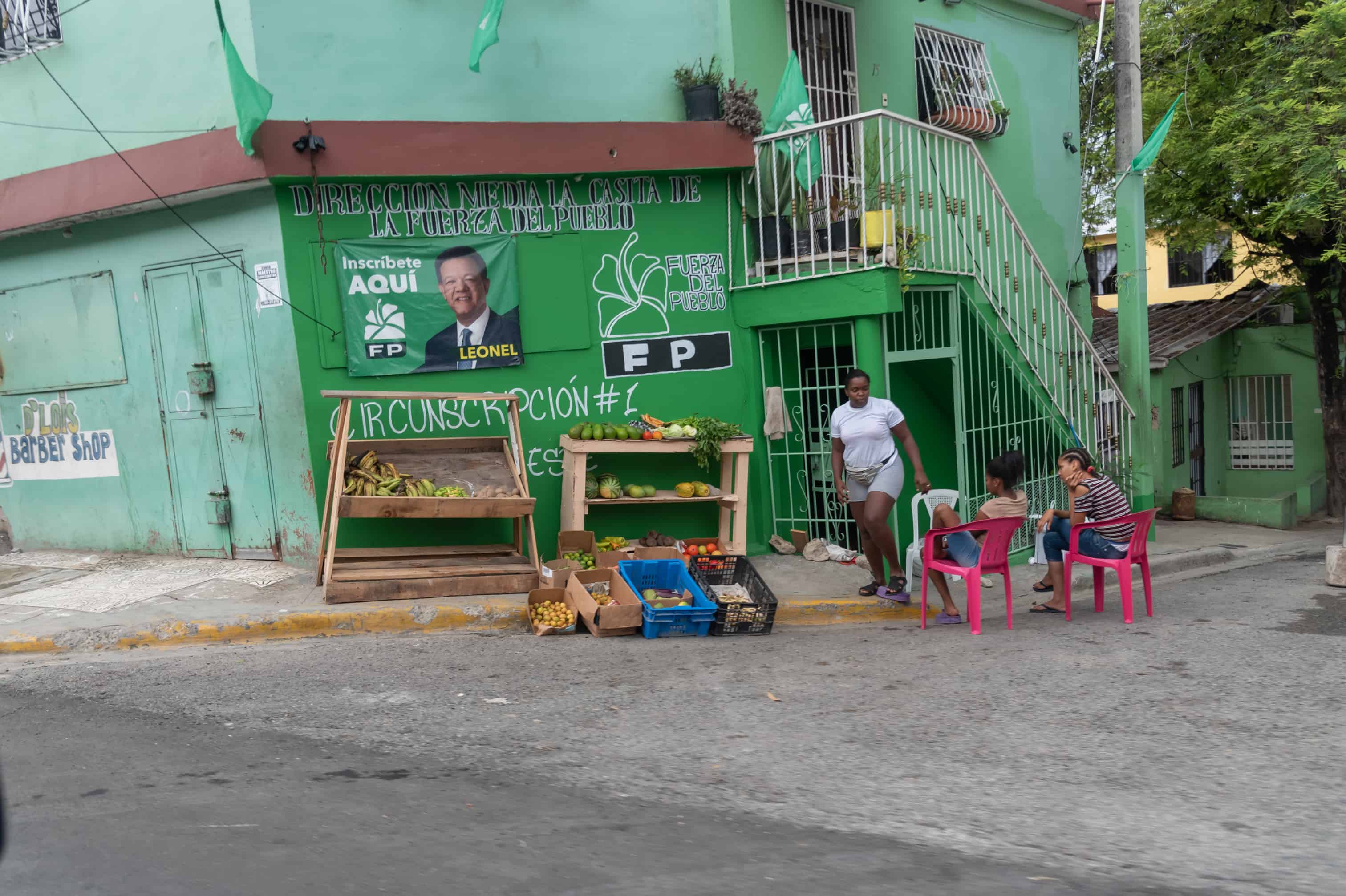 Mucha gente ocupa los espacios públicos 