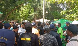 Autoridades impiden que vendedores penetren en los alrededores de playa en Sosúa