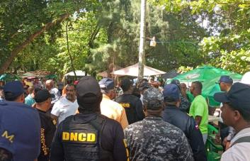 Autoridades impiden que vendedores penetren en los alrededores de playa en Sosúa
