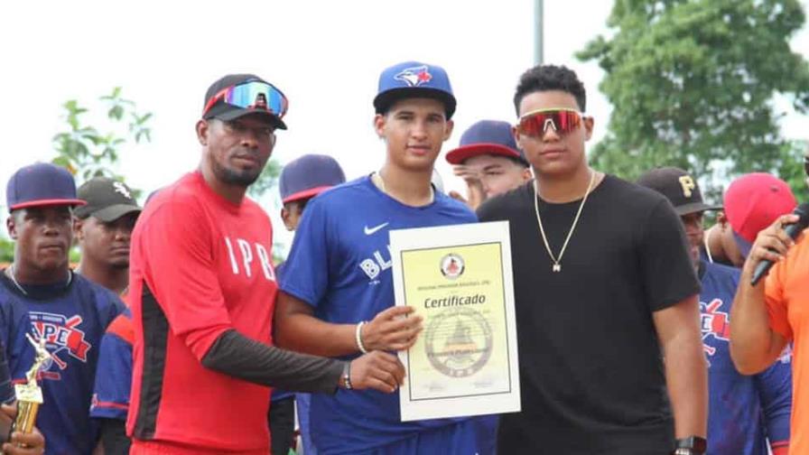 Integral Program Baseball reconoce prospecto por firma
