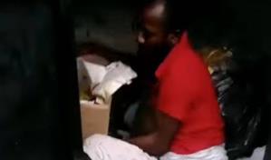 Video | El momento en que sacan a una bebé recién nacida de un basurero
