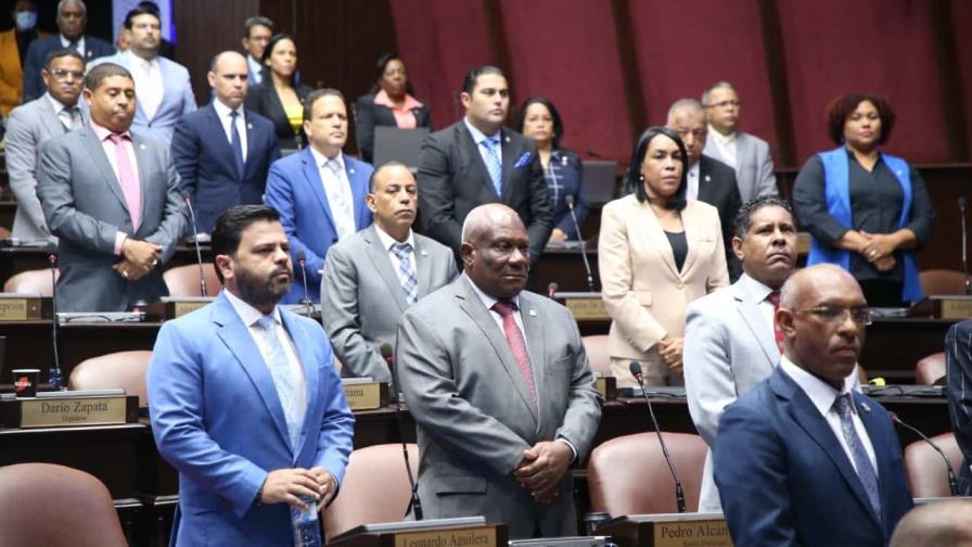 Diputados rinden un minuto de silencio por el fallecimiento de la reina Isabel II