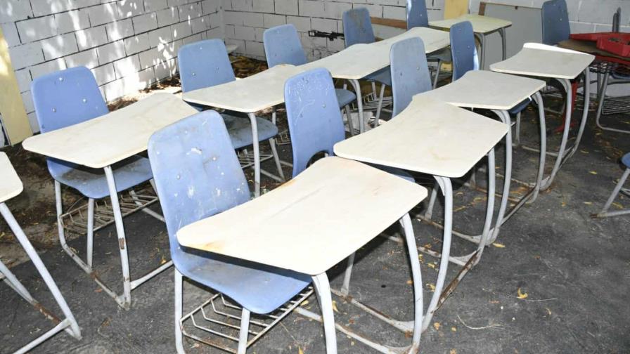 Reparan más de 1,700 butacas para escuelas de Santiago