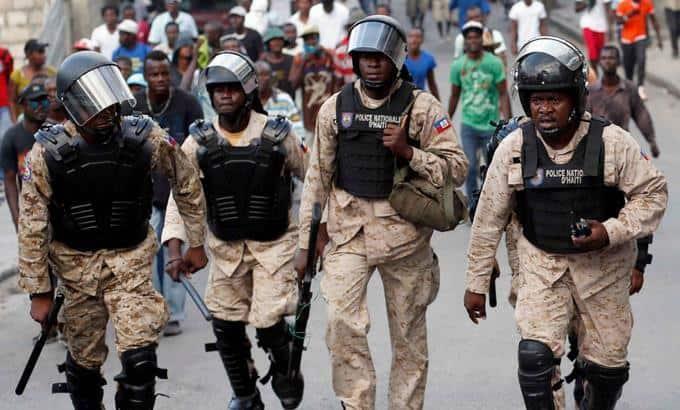 Al menos tres policías muertos por una banda armada en Haití